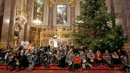 So nicht! Wer Kirchensteuer zahlt, sollte nicht - wie diese Besucher der Christvesper im Berliner Dom anno 2010 - auf den Altarstufen sitzen müssen.