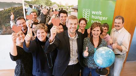 Mit Herz und Globus: Mitarbeiter der Welthungerhilfe haben diesen Foto-Gruß aus Bonn geschickt - mit einem Dank an die seit Jahren für Entwicklungs- und Katastrophenhilfeprojekte spendenden Tagesspiegel-Leser und Leserinnen. 