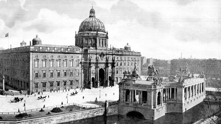 Westfassade mit Eosanderportal und klassizistischer Kuppel, rechts das Kaiser-Wilhelm-Nationaldenkmal, um 1900.