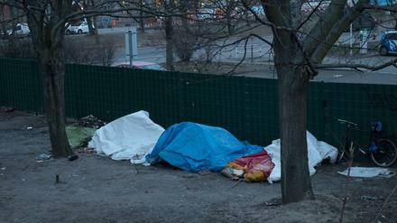 rObdachlose haben unweit des Ostbahnhofs in Berlin provisorische Zelte aufgebaut. Die Kälte ist für die Menschen auf der Straße eine besondere Herausforderung.
