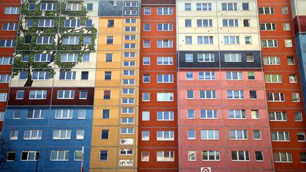 Begehrte Wohnungen - farbig gestaltete Plattenbauten an der Berliner Frankfurter Allee im Bezirk Friedrichshain. 