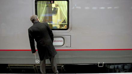 Ein Reisender schaut im Hauptbahnhof in Berlin in einen Zug der wiedereingeführten Zugverbindung zwischen Moskau, Berlin und Paris.