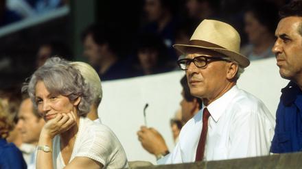 Der einstige Staatsratsvorsitzender Erich Honecker und Ehefrau Margot Honecker (l.) mit Egon Krenz (r.).