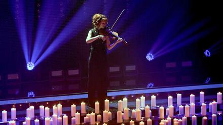 Lindsey Stirling begleitete die Schweigeminute für die Opfer der Germanwings-Katastrophe musikalisch.