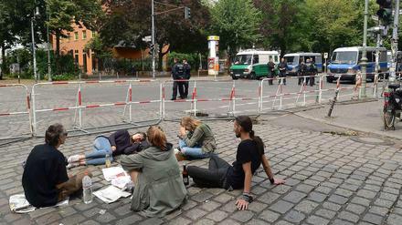 An der Absperrung Reichenberger/ Ecke Ohlauer Straße versammeln sich seit Tagen Unterstützer der Flüchtlinge.