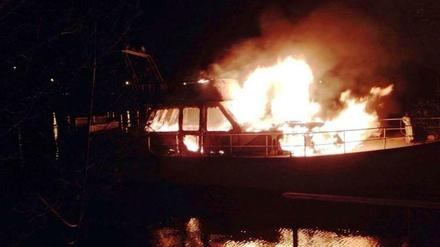 Ein Bild des brennenden „Deters“ Stahlkajütboot.