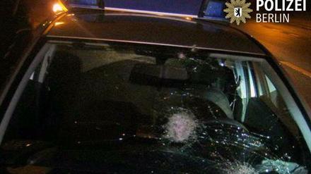 Die Polizei veröffentlichte Fotos eines beschädigten Polizeiautos.