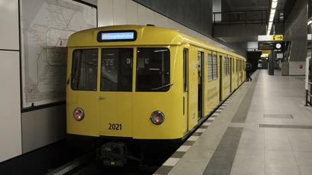 Ein Zug der Linie U55 steht an einem Berliner U-Bahnhof. (Symbolfoto)