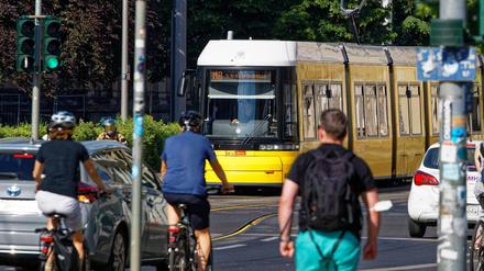 Eine Straßenbahn in Berlin-Mitte. (Symboldbild)