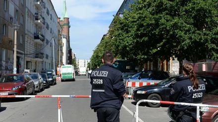 Polizisten im Einsatz am Mittwoch in der Rigaer Straße. In der Nacht danach wurde in mehreren Bezirken randaliert.