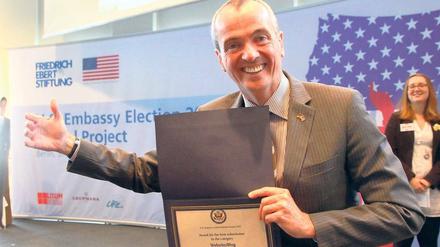 Siegerlächeln. US-Botschafter Philip D. Murphy vergibt zum Abschluss des Projektes zur US-Wahl Urkunden an die teilnehmenden Schulen.