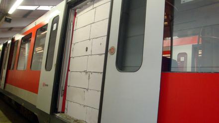 Das Foto der Polizei zeigt eine von unbekannten Tätern zugemauerte Wagentür einer S-Bahn in Hamburg.