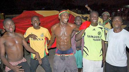 Ghanaische Fans feiern ihre Mannschaft in Acra, der ghanaischen Hauptstadt. In Berlin wird die Mannschaft von der gesamten afrikanischen Gemeinde unterstützt.