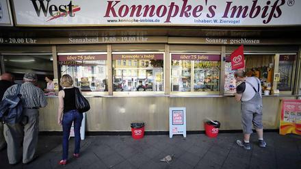 Auch künftig wird es wohl Konnopkes Currywurst an der Eberswalder Straße geben.