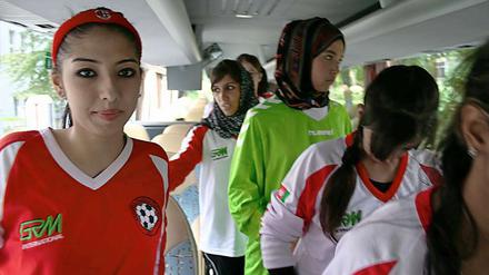 Stürmerin Sajia Sahar (l.) auf Tour mit der afghanischen Fußballnationalelf.