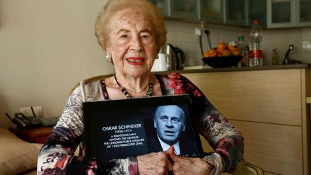 Die Sekretärin Mimi Reinhardt mit einem Bild von Oskar Schindler.