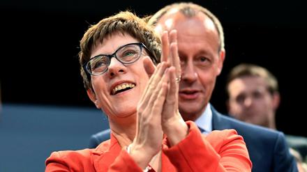 CDU-Chefin Annegret Kramp-Karrenbauer und Friedrich Merz (r) nehmen an einer Europawahlkampf-Veranstaltung der CDU teil