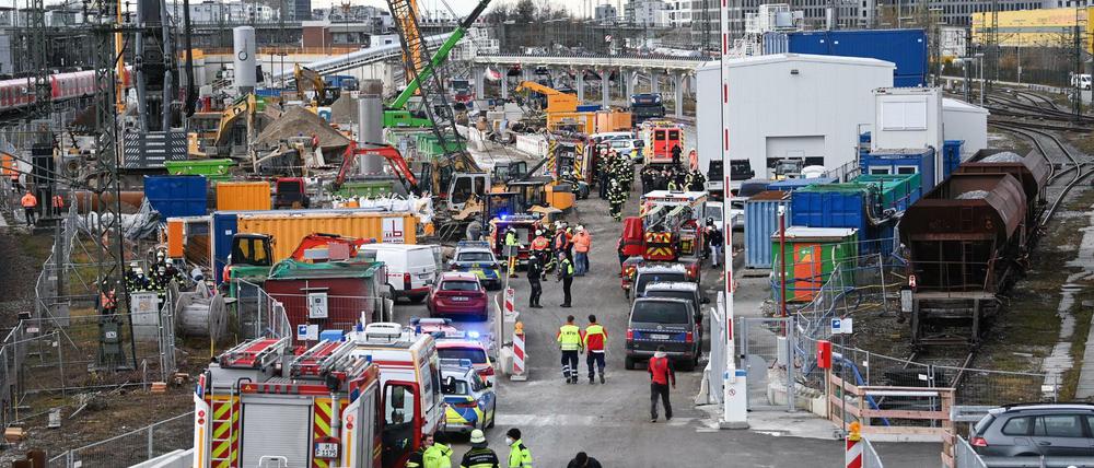 Bei einer Explosion auf einer Baustelle der Deutschen Bahn sind nach Angaben der Feuerwehr drei Menschen verletzt worden. 