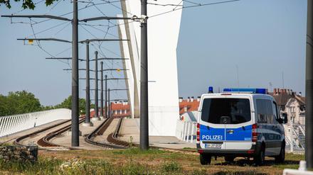 Straßenbahn unterbrochen. Ein Einsatzfahrzeug der Bundespolizei nahe der Europabrücke am Grenzübergang Kehl nach Frankreich. 