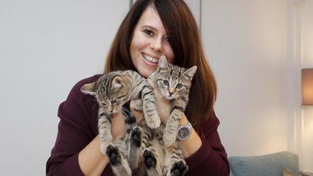 Glück auf Pfoten: Die Lichtenbergerin Theresa Schwermer und ihre Katzen Ruby und Ida. 