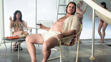 Knuddelig. Christian Bale zeigt seine Pracht in „American Hustle“.