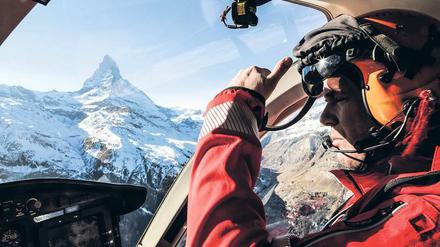 Gipfelstürmer. 1968 hatte der Apotheker Beat Perren die Idee, einen Hubschrauber in Zermatt zu stationieren, der Verletzte ausfliegen sollte.