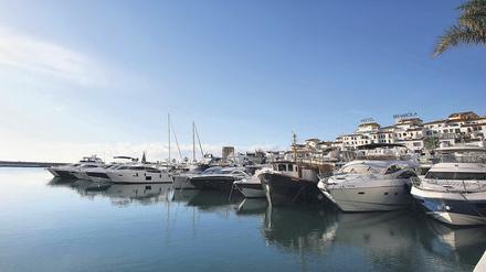 Statussymbole am Meer: Yachten im Hafen von Marbella.
