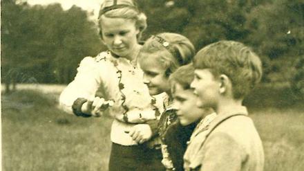 Spreewald, 1941. Die Freunde Michael Gottschalk und George Will, dahinter Schwester Tilda und eine Angestellte.