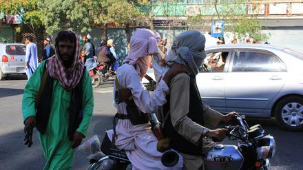Kämpfer der Taliban bewegen sich durch die Innenstadt von Herat.