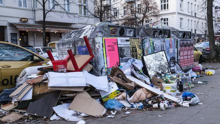 In Ansbach eher unüblich: Müllcontainer, gefüllt nach Berliner Art, hier in Friedrichshain.