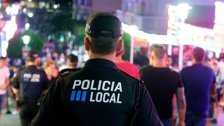 Die lokale Polizei von Calvia patrouilliert in der Nacht auf den Straßen von Magaluf. (Archivbild)