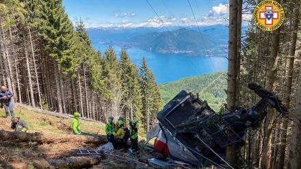 Retter arbeiten am Wrack einer Gondel in der Nähe des Gipfels der Stresa-Mottarone-Linie in Norditalien.