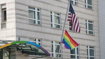 An der US-amerikanischen Botschaft am Pariser Platz hängt eine Regenbogenfahne unter einer US-Flagge. 
