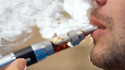 Nebulös. In elektronischen Zigaretten wird kein Tabak verbrannt, sondern eine nikotinhaltige Flüssigkeit verdampft.
