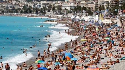 Ein Bild aus dem Jahr 2014: Menschen tummeln sich am überfüllten Strand von Nizza.