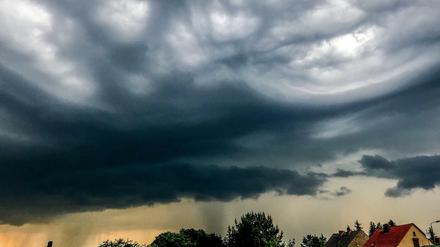 Ein Gewitter in Brandenburg. Ende der Woche könnte es zu Unwettern mit Orkanböen kommen.