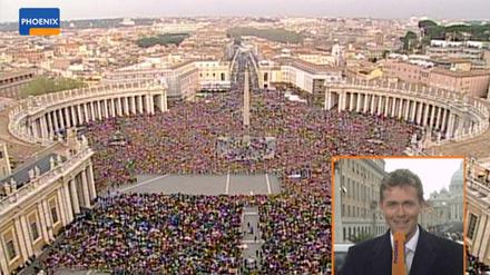 Am 19. April 2005: Phoenix schreibt ein kleines Stück Fernsehgeschichte, als Stephan Kulle um 18 Uhr 39 - vier Minuten vor der offiziellen Bekanntgabe - die Wahl von Kardinal Joseph Ratzinger zum Papst Benedikt XVI. live verkündet.