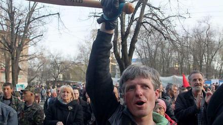 Ein pro-russischer Demonstrant ruft am Mittwoch Parolen. Die Krise in der Ukraine wird auch für Journalisten immer gefährlicher.