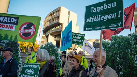 Wo das Umweltthema auf Journalismus trifft: Umweltschützer demonstrieren vor dem Landtag Nordrhein-Westfalen für den Stopp des Braunkohleabbaus und der Kohleverstromung. 