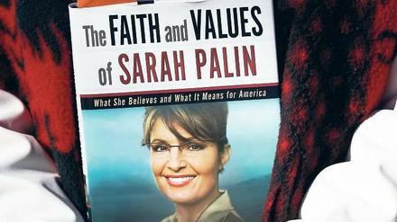 In Treue fest. „Der Glaube und die Werte“ der Sarah Palin, das gibt es auch in Buchform. Ihre Anhänger kommen vor allem aus der Tea-Party-Bewegung. Foto: AFP