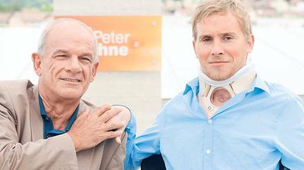 Zum einjährigen Jubiläum hat sich Peter Hahne (links) mit Samuel Koch getroffen. Der 23-Jährige war in der ZDF-Show „Wetten, dass..?“ so schwer gestürzt, dass er seitdem querschnittsgelähmt ist. 