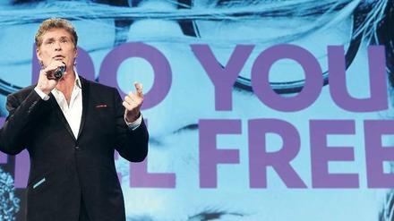 Ob singend oder sprechend, David Hasselhoff sucht weiterhin und überall und jederzeit nach Freiheit. Auch um die Freiheit im Internet kümmert sich „The Hoff“.