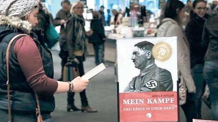 Vorsicht, Kamera! Der WDR hat für die „Story im Ersten“ in einer Buchhandlung einen angeblichen Verkaufsstand mit „Mein-Kampf“-Exemplaren aufgebaut und die Reaktionen der Kunden gefilmt. Foto: WDR