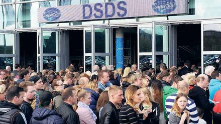 Übler Scherz.  Auch beim Finale der RTL-Show „DSDS“ am Samstag in Bremen gab es eine Bombendrohung. Wer als Zuschauer in die ÖVB-Arena wollte, der musste sich einer scharfen Kontrolle unterziehen.