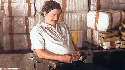 Gut abgepackt. Pablo Escabor (Wagner Moura) sitzt und grinst inmitten seiner wichtigsten Ware: Kokain, tonnenweise gestapelt, passgenau portioniert.