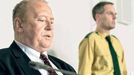 Schwarze Tage. Uli Hoeneß (Thomas Thieme, links) sitzt in München vor Gericht – Szene aus dem ZDF-Dokudrama. 