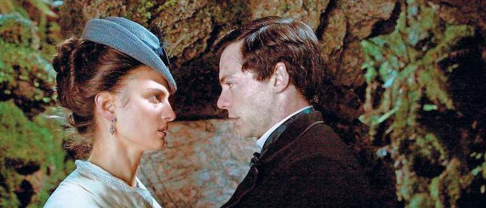 Amor vincit omnia. Gegen alle Hindernisse haben sich Maisie Robinson (Laura de Boer) und Hugh Pilaster (Dominic Thorburn) ineinander verliebt.