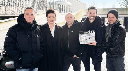 Beim ZDF-Zweiteiler, der gerade in Berlin und Potsdam gedreht wurde, hat Dror Zahavi (v.l.n.r.) Regie geführt. Im Mittelpunkt der Handlung stehen die Rollen von Iris Berben und Jürgen Vogel. Produziert wird „Familie“ von Oliver Berben und Jan Ehlert. 