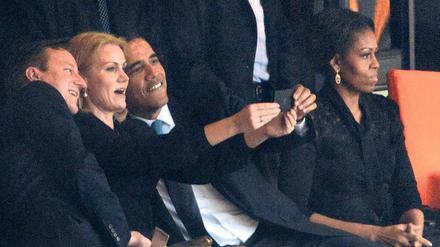 Führt tatsächlich eine Linie zum Selfie mit David Cameron (links), Helle Thorning-Schmidt und Barack Obama bei der Trauerfeier für Nelson Mandela 2013? Fotos: intern press/Roberto Schmidt/AFP/saatchi gallery