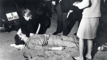 Ikone. Die Aufnahme vom 2. Juni 1967, wie sich Friederike Hausmann um Benno Ohnesorg, erschossen von dem Zivilpolizisten Karl-Heinz Kurras, kümmert, gehört ins kollektive Bildergedächtnis der Bundesrepublik. 